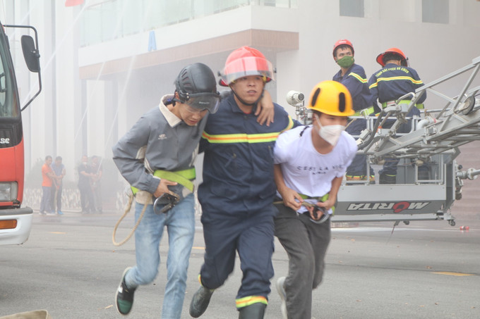 Các lực lượng tham gia thực tập phương án chữa cháy và cứu nạn, cứu hộ.