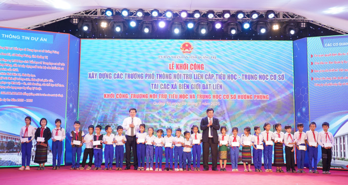 Trao tặng quà cho học sinh có hoàn cảnh khó khăn.