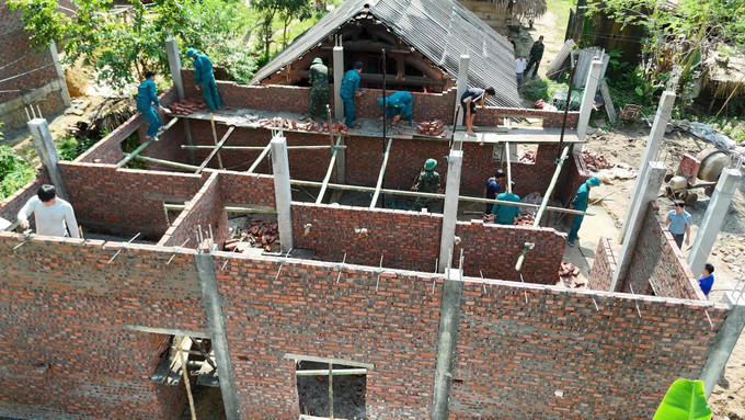 Lực lượng thuộc Bộ Chỉ huy quân sự tỉnh Phú Thọ chung sức giúp đồng bào xoá nhà tạm, nhà dột nát tại xã Xuân Đài. Ảnh: Đào An/TTXVN Lực lượng thuộc Bộ Chỉ huy quân sự tỉnh Phú Thọ chung sức giúp đồng bào xoá nhà tạm, nhà dột nát tại xã Xuân Đài. Ảnh: Đào An/TTXVN