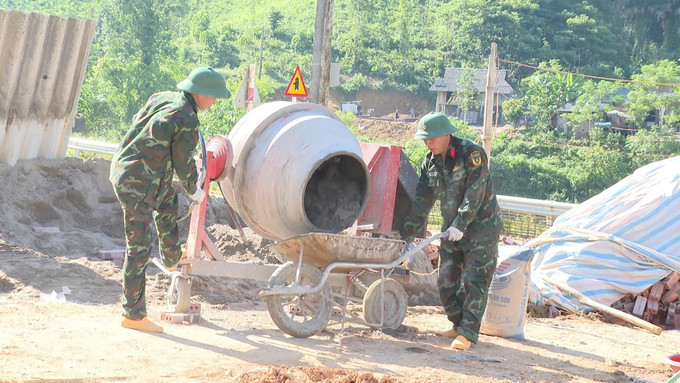 Lực lượng thuộc Bộ Chỉ huy quân sự tỉnh Phú Thọ chung sức giúp đồng bào xoá nhà tạm, nhà dột nát tại xã Xuân Đài, tỉnh Phú Thọ. Ảnh: Đào An/TTXVN Lực lượng thuộc Bộ Chỉ huy quân sự tỉnh Phú Thọ chung sức giúp đồng bào xoá nhà tạm, nhà dột nát tại xã Xuân Đài, tỉnh Phú Thọ. Ảnh: Đào An/TTXVN