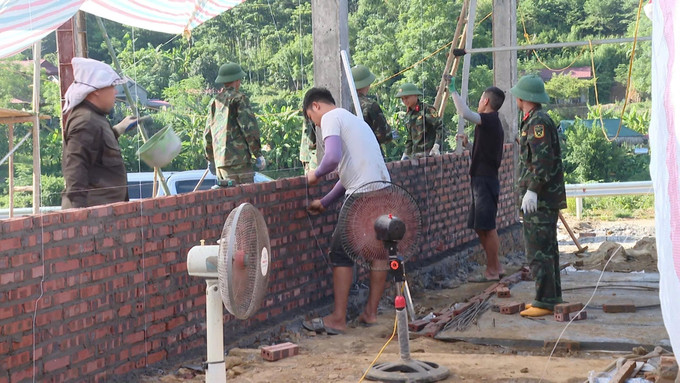 Lực lượng thuộc Bộ Chỉ huy quân sự tỉnh Phú Thọ chung sức giúp đồng bào xoá nhà tạm, nhà dột nát tại xã Xuân Đài. Ảnh: Đào An/TTXVN Lực lượng thuộc Bộ Chỉ huy quân sự tỉnh Phú Thọ chung sức giúp đồng bào xoá nhà tạm, nhà dột nát tại xã Xuân Đài. Ảnh: Đào An/TTXVN