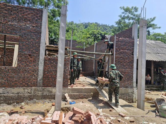 Lực lượng thuộc Bộ Chỉ huy quân sự tỉnh Phú Thọ chung sức giúp đồng bào xoá nhà tạm, nhà dột nát tại xã Xuân Đài. Ảnh: Đào An/TTXVN phu-tho-4.jpg