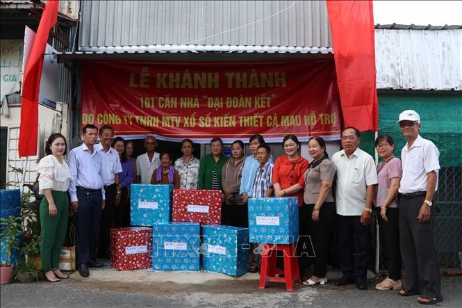 Đại diện lãnh đạo Ủy ban Mặt trận Tổ quốc Việt Nam tỉnh Cà Mau cùng đại diện Công ty Xổ sồ kiến thiết Cà Mau trao quà tặng hộ nghèo ở Phường 4, thành phố Cà Mau tại buổi lễ bàn giao nhà ''Đại đoàn kết'' (ảnh tư liệu). ca-mau.jpg
