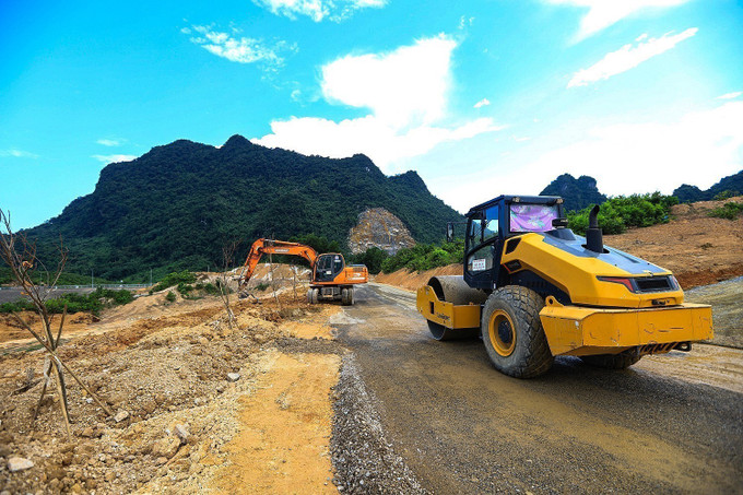 Các đơn vị thi công khẩn trương hoàn thiện các hạng mục cảnh quan trên thân đập. Các đơn vị thi công khẩn trương hoàn thiện các hạng mục cảnh quan trên thân đập.