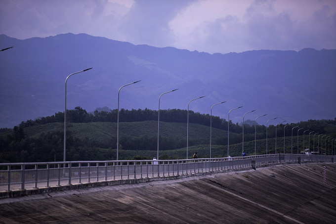 Hồ Cánh Tạng có đập chính cao 54,9m, dài 838,3m; đập phụ cao 37,5m, dài 131m, lưu lượng tràn 1.150m3/s. ho-canh-tang-9.jpg