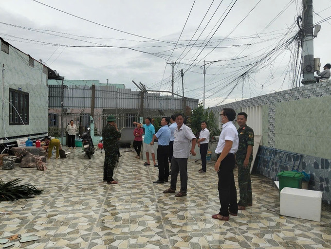 Lực lượng chức năng có mặt tại hiện trường hỗ trợ người dân có nhà bị ảnh hưởng khắc phục hậu quả, sớm ổn định cuộc sống. Ảnh: TTXVN phát bac-lieu-1.jpg