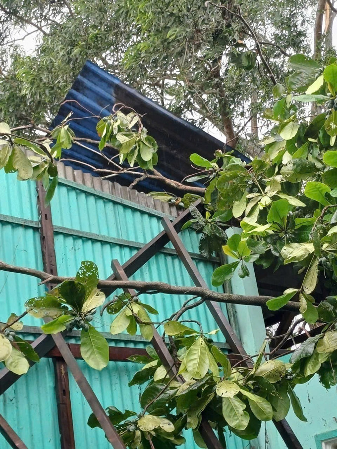 Một căn nhà của hộ dân bị ảnh hưởng bởi dông, lốc. Ảnh: TTXVN phát Một căn nhà của hộ dân bị ảnh hưởng bởi dông, lốc. Ảnh: TTXVN phát