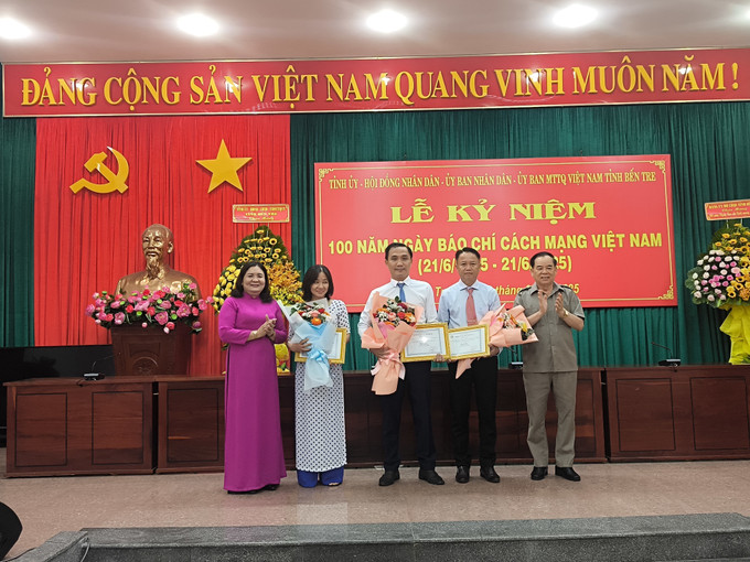 Trao giải nhất báo xuân năm 2025 cho các tác giả nhóm tác giả đạt giải. Ảnh: Huỳnh Phúc Hậu/TTXVN ben-tre-2.jpg