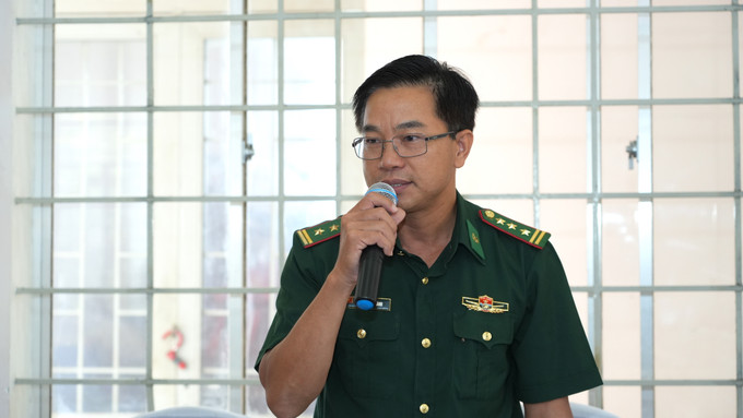 Thượng tá Trần Văn Thành, Đồn Trưởng Đồn Biên phòng Long Phước (xã Long Chữ, tỉnh Tây Ninh) báo cáo tình hình phối hợp giữa đồn biên phòng, cư dân biên giới và các dân tộc trong bảo vệ an ninh trật tự trên tuyến biên giới. Thượng tá Trần Văn Thành, Đồn Trưởng Đồn Biên phòng Long Phước (xã Long Chữ, tỉnh Tây Ninh) báo cáo tình hình phối hợp giữa đồn biên phòng, cư dân biên giới và các dân tộc trong bảo vệ an ninh trật tự trên tuyến biên giới.