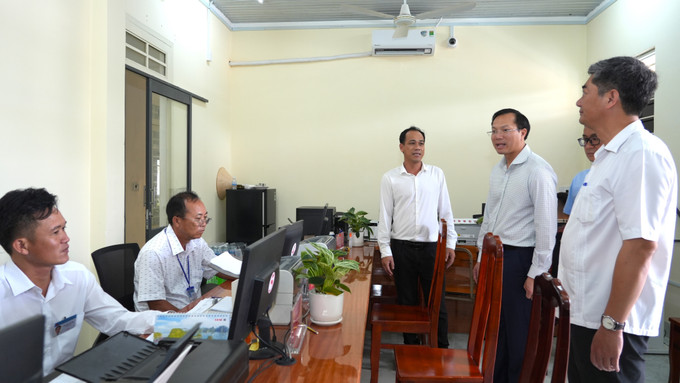 Thứ trưởng Bộ Dân tộc và Tôn giáo Y Vinh Tơr kiểm tra công tác giải quyết thủ tục hành chính cho người dân tại Trung tâm phục vụ hành chính công xã biên giới Long Chữ, tỉnh Tây Ninh. Thứ trưởng Bộ Dân tộc và Tôn giáo Y Vinh Tơr kiểm tra công tác giải quyết thủ tục hành chính cho người dân tại Trung tâm phục vụ hành chính công xã biên giới Long Chữ, tỉnh Tây Ninh.