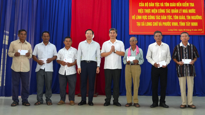 Đoàn công tác của Bộ Dân tộc và Tôn giáo đã thăm hỏi, tặng quà cho người có uy tín trong đồng bào dân tộc thiểu số Long Chữ và Phước Vinh, tỉnh Tây Ninh. Đoàn công tác của Bộ Dân tộc và Tôn giáo đã thăm hỏi, tặng quà cho người có uy tín trong đồng bào dân tộc thiểu số Long Chữ và Phước Vinh, tỉnh Tây Ninh.