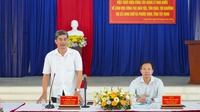 Ủy viên dự khuyết Trung ương Đảng, Thứ trưởng Bộ Dân tộc và Tôn giáo Y Vinh Tơr phát biểu. Ủy viên dự khuyết Trung ương Đảng, Thứ trưởng Bộ Dân tộc và Tôn giáo Y Vinh Tơr phát biểu.