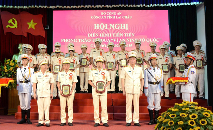 Công an Lai Châu biểu dương 80 tập thể, cá nhân điển hình tiên tiến trong phong trào thi đua “Vì an ninh Tổ quốc” lần thứ 12, giai đoạn 2020 - 2025. Công an Lai Châu biểu dương 80 tập thể, cá nhân điển hình tiên tiến trong phong trào thi đua “Vì an ninh Tổ quốc” lần thứ 12, giai đoạn 2020 - 2025.