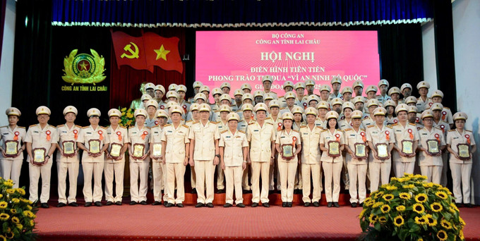 Công an Lai Châu biểu dương 80 tập thể, cá nhân điển hình tiên tiến trong phong trào thi đua “Vì an ninh Tổ quốc” lần thứ 12, giai đoạn 2020 - 2025. Công an Lai Châu biểu dương 80 tập thể, cá nhân điển hình tiên tiến trong phong trào thi đua “Vì an ninh Tổ quốc” lần thứ 12, giai đoạn 2020 - 2025.
