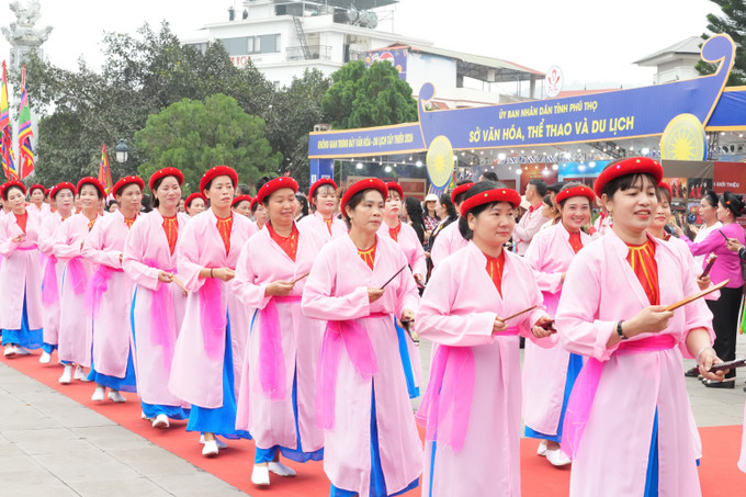 Điệu múa xênh tiền độc đáo của dân tộc Sán Dìu trong ngày khai hội Tây Thiên.