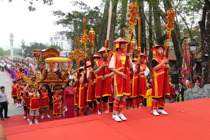 Nghi thức rước kiệu long trọng trong ngày lễ hội Tây Thiên.