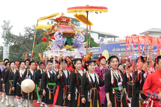 Nghi thức rước kiệu có sự tham gia của đồng bào dân tộc Sán Dìu.