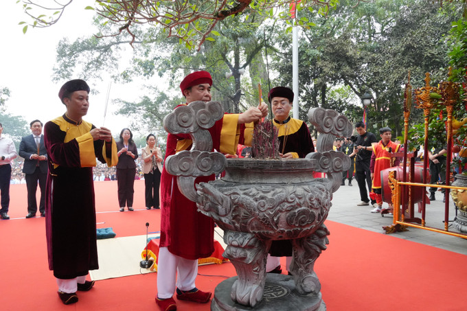 Bí thư xã Đại Đình Trần Thái Sơn (giữa) thực hiện nghi thức dâng thương tại Đền Thỏng, Tây Thiên.