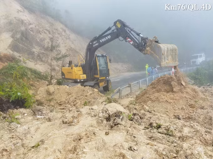 Dự kiến, đến khoảng 12 giờ trong ngày sẽ thông tuyến quốc lộ 4D, hướng Lai Châu đi Sa Pa và ngược lại. Ảnh: TTXVN phát