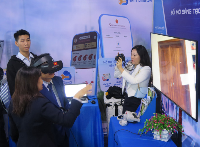 Các đại biểu trải nghiệm công nghệ thực tế ảo. Các đại biểu trải nghiệm công nghệ thực tế ảo.