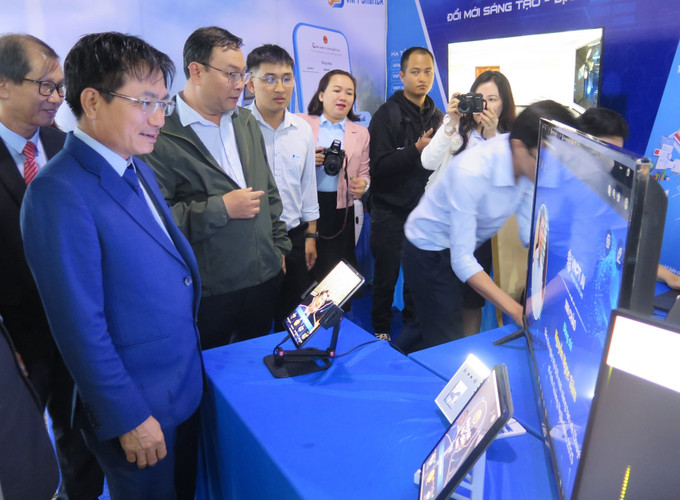Các đại biểu trải nghiệm nhận diện khuôn mặt thông minh. Các đại biểu trải nghiệm nhận diện khuôn mặt thông minh.