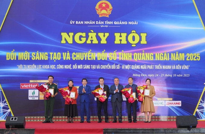 Ban tổ chức tặng hoa cho các đơn vị tài trợ ngày hội. quang-ngai-2.jpg