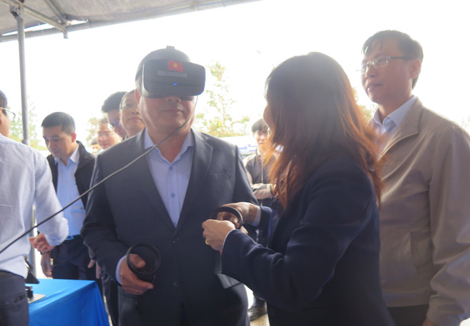 Các đại biểu trải nghiệm công nghệ thực tế ảo. Các đại biểu trải nghiệm công nghệ thực tế ảo.
