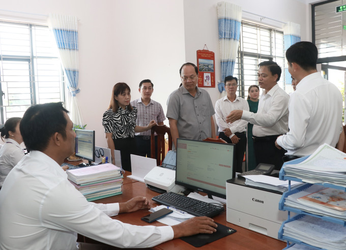 Bí thư Tỉnh uỷ Nguyễn Hồ Hải cùng đoàn công tác kiểm tra, đánh giá về sự thông suốt, kết quả thực hiện nhiệm vụ tại các bộ phận Trung tâm Phục vụ hành chính công (vận hành thử nghiệm) phường Tân Thành. Ảnh: Huỳnh Anh/TTXVN ca-mau.jpg