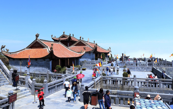 Khách du lịch đến tham quan, ngắm cảnh, chiêm bái tại khu du lịch tâm linh, đường lên đỉnh Fansipan. Ảnh: Quốc Khánh/TTXVN lao-cai2.jpg