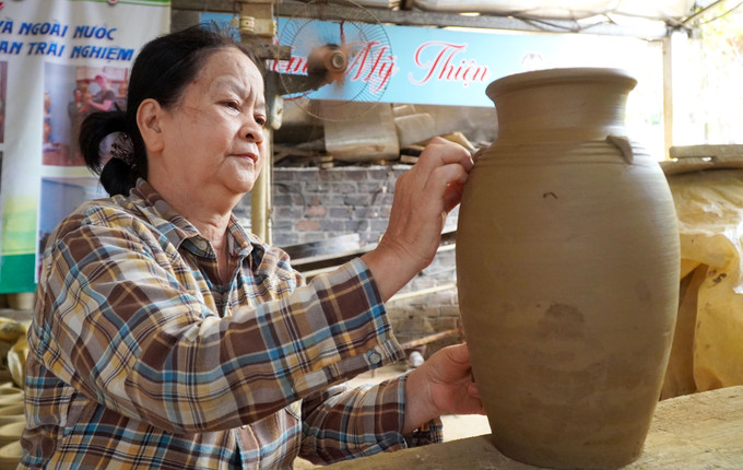 Nghệ nhân tạo hình sản phẩm gốm truyền thống từ nguyên liệu đất sét. Nghệ nhân tạo hình sản phẩm gốm truyền thống từ nguyên liệu đất sét.