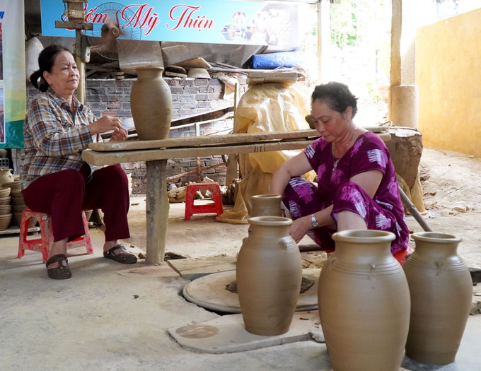 Các nghệ nhân tạo hình sản phẩm gốm truyền thống từ nguyên liệu đất sét. Các nghệ nhân tạo hình sản phẩm gốm truyền thống từ nguyên liệu đất sét.