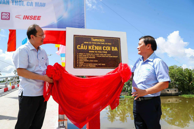 Bí thư Tỉnh ủy Cà Mau Nguyễn Hồ Hải và Tổng biên tập Báo Thanh Niên Nguyễn Ngọc Toàn thực hiện nghi thức khánh thành cầu. Bí thư Tỉnh ủy Cà Mau Nguyễn Hồ Hải và Tổng biên tập Báo Thanh Niên Nguyễn Ngọc Toàn thực hiện nghi thức khánh thành cầu.