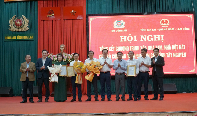 Đại diện lãnh đạo các tỉnh Gia Lai, Lâm Đồng, Quảng Ngãi trao thư cảm ơn cho các nhà tài trợ, nhà hảo tâm ủng hộ chương trình. Ảnh: Hoài Nam/TTXVN Đại diện lãnh đạo các tỉnh Gia Lai, Lâm Đồng, Quảng Ngãi trao thư cảm ơn cho các nhà tài trợ, nhà hảo tâm ủng hộ chương trình. Ảnh: Hoài Nam/TTXVN