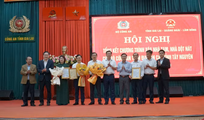 Đại diện lãnh đạo các tỉnh Gia Lai, Lâm Đồng, Quảng Ngãi trao thư cảm ơn cho các nhà tài trợ, nhà hảo tâm ủng hộ chương trình. Ảnh: Hoài Nam/TTXVN