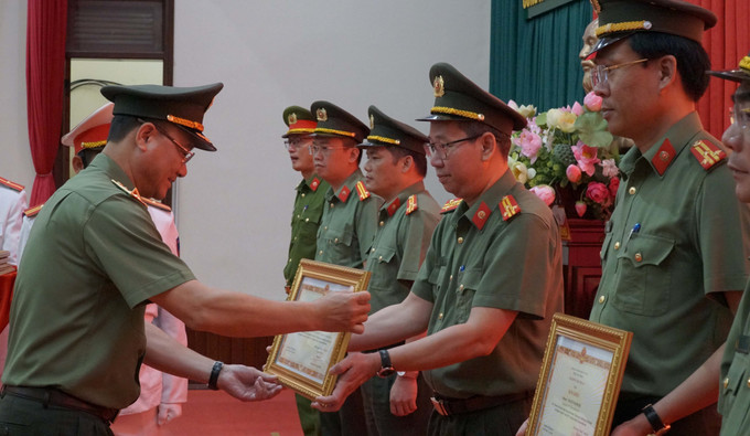 Thượng tướng Phạm Thế Tùng, Thứ trưởng Bộ Công an trao Bằng khen của Bộ Công an cho các tập thể, cá nhân có thành tích xuất sắc trong thực hiện phong trào xoá nhà tạm, nhà dột nát. Ảnh: Hoài Nam/TTXVN nha-tam-1.jpg