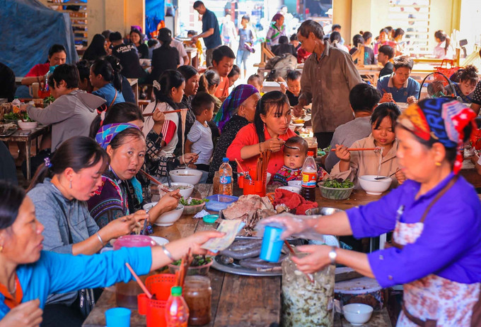 Người dân và du khách thưởng thức các món ăn truyền thống địa phương tại chợ phiên Bắc Hà. bac-ha-12.jpg
