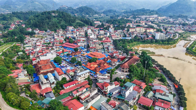 Chợ Bắc Hà nằm ngay trung tâm thị trấn, là nơi mua bán, giao lưu, gìn giữ và lan tỏa bản sắc văn hoá đặc trưng vùng cao Tây Bắc. bac-ha-1.jpg