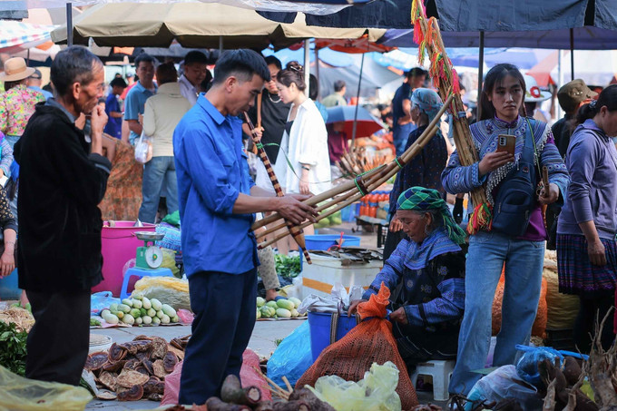 Khèn, nhạc cụ không thể thiếu trong đời sống văn hóa, tâm linh và các nghi lễ của người Mông được bày bán tại chợ Bắc Hà. bac-ha-10.jpg