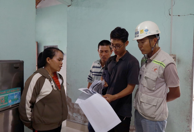 Người dân đối chiếu vết nứt được khảo sát trước thi công và hiện tại để có cơ sở giám định bồi thường thiệt hại. dak-lak-1.jpg