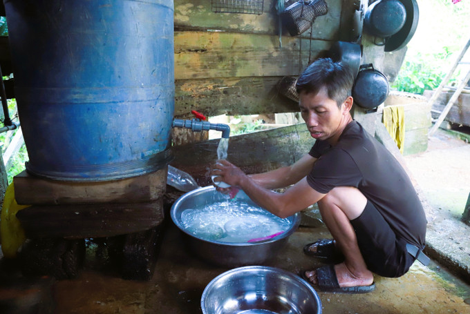 Nguồn nước sinh hoạt, tắm rửa hằng ngày của người dân phải sử dụng vòi dẫn từ các khe nước trên núi về và để lắng nhiều giờ trước khi dùng. na-ngan-5.jpg