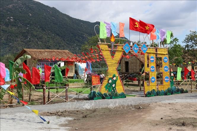 Không gian nhà sàn của các địa phương dựng để tham gia Lễ hội. Không gian nhà sàn của các địa phương dựng để tham gia Lễ hội.