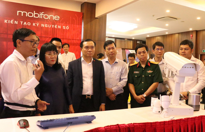 Đại biểu tham quan các sản phẩm công nghệ số được ứng dụng trong quản lý, điều hành hệ thống chính quyền. Đại biểu tham quan các sản phẩm công nghệ số được ứng dụng trong quản lý, điều hành hệ thống chính quyền.