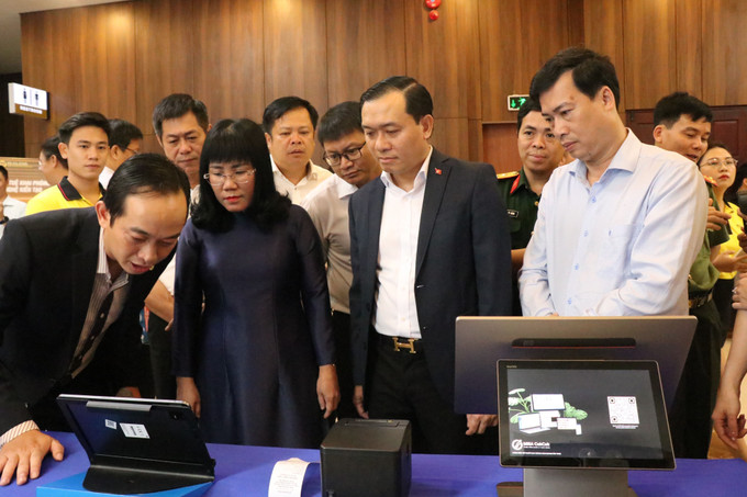 Đại biểu tham quan các sản phẩm công nghệ số được ứng dụng trong đời sống. Đại biểu tham quan các sản phẩm công nghệ số được ứng dụng trong đời sống.
