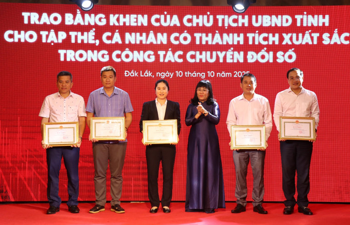 UBND tỉnh Đắk Lắk tặng Bằng khen cho tập thể có thành tích xuất sắc trong công tác chuyển đổi số năm 2025. UBND tỉnh Đắk Lắk tặng Bằng khen cho tập thể có thành tích xuất sắc trong công tác chuyển đổi số năm 2025.