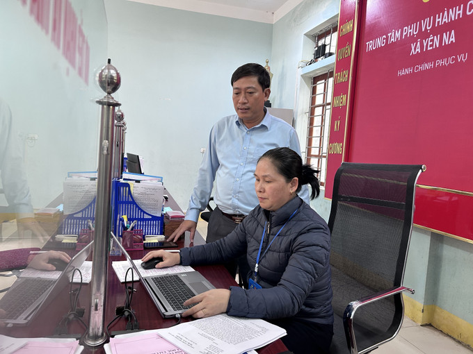 Xã Yên Na đã vận dụng kinh nghiệm của các cán bộ năng động, có kỹ năng chuyên môn vững chắc tại Trung tâm Phục vụ Hành chính công để hỗ trợ các tổ chuyển đổi số trong công tác chuyên môn.