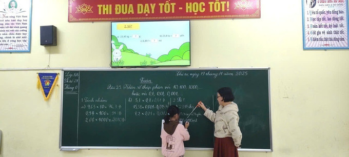 Cô Ngân luôn trăn trở việc nâng cao chất lượng học sinh và phát triển học sinh mũi nhọn. Ảnh: Việt Hoàng/TTXVN
