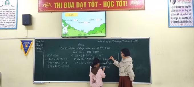 Cô Ngân luôn trăn trở việc nâng cao chất lượng học sinh và phát triển học sinh mũi nhọn. Ảnh: Việt Hoàng/TTXVN