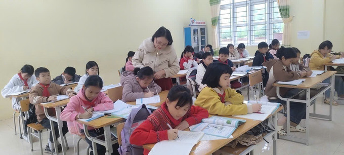 Năm học 2025–2026 đánh dấu chặng đường 12 năm gắn bó với học sinh vùng cao của cô giáo Phạm Thị Ngân, hiện công tác tại Trường Tiểu học và Trung học cơ sở Mường Lát (xã Mường Lát). Ảnh: Việt Hoàng/TTXVN