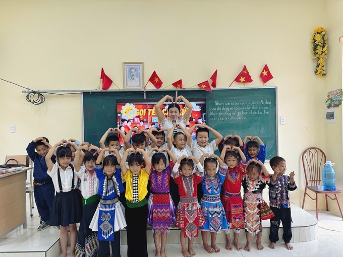 Năm 2025 đánh dấu chặng đường 20 năm cô giáo Hà Thị Lới, giáo viên Trường Tiểu học Mường Lý gắn bó với học sinh vùng cao biên giới. Ảnh: Việt Hoàng/TTXVN