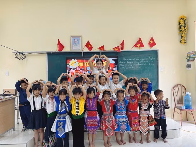 Năm 2025 đánh dấu chặng đường 20 năm cô giáo Hà Thị Lới, giáo viên Trường Tiểu học Mường Lý gắn bó với học sinh vùng cao biên giới. Ảnh: Việt Hoàng/TTXVN